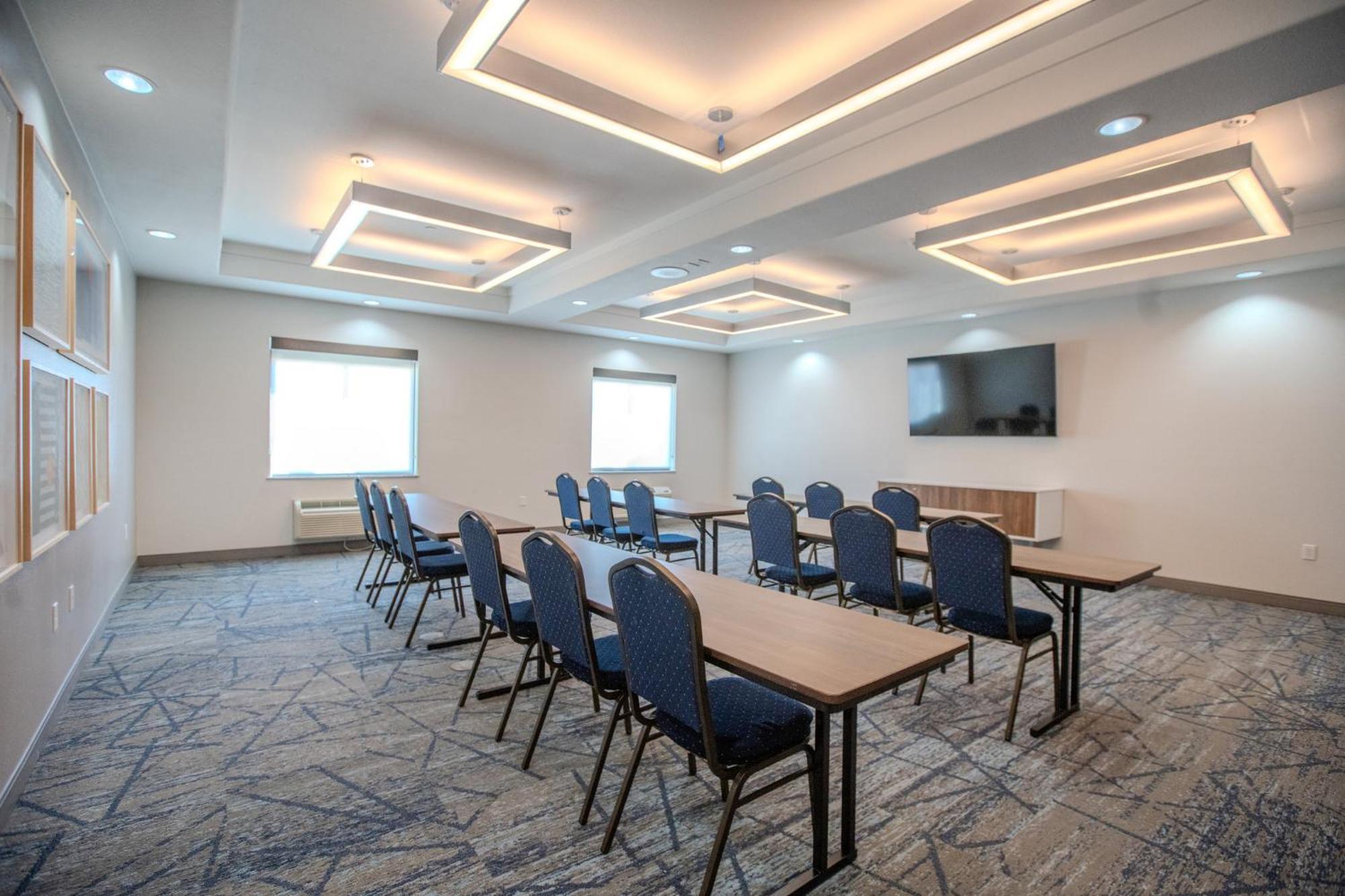 Holiday Inn Express & Suites Cleveland By Ihg Exterior foto